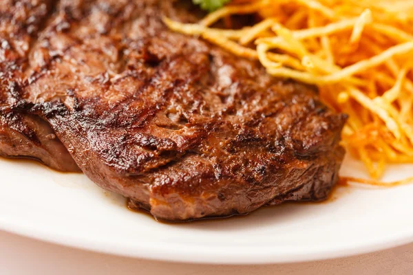 Carne a la parrilla con verduras — Foto de Stock