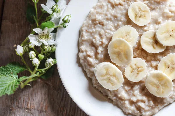 Breakfast with oat meal and bananas — Stock Photo, Image