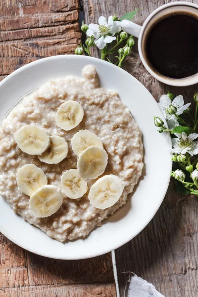 Breakfast with oat meal and bananas — Stock Photo, Image