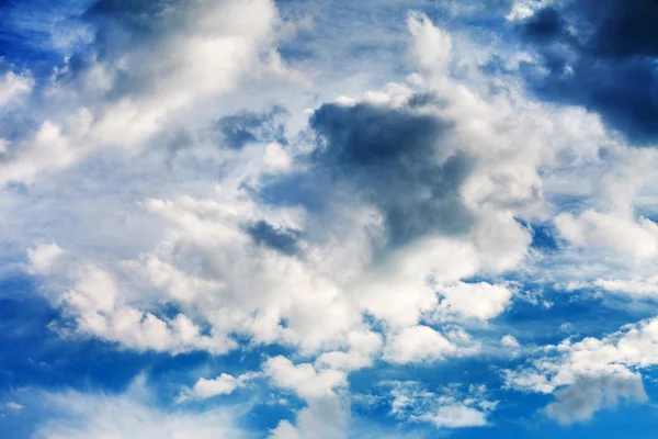 Céu azul agradável com nuvens — Fotografia de Stock