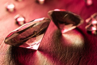 Kırmızı zemin üzerine farklı elmas