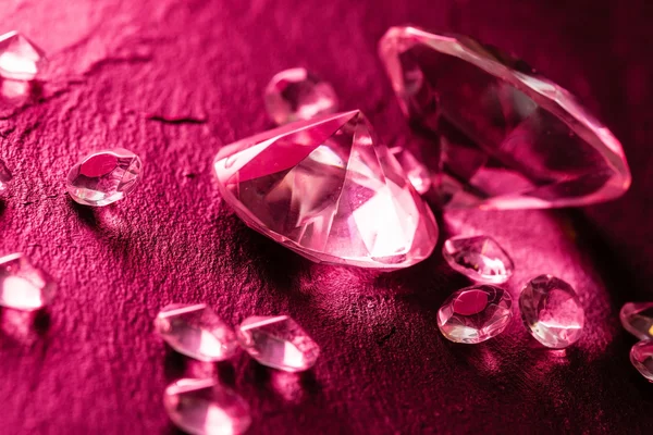 Diamantes diferentes no fundo vermelho — Fotografia de Stock