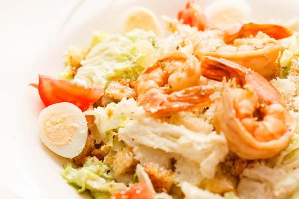 Salade met garnalen, eieren en groenten — Stockfoto