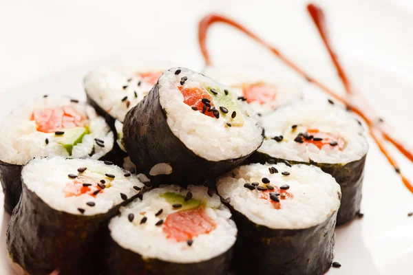 Sushi tekercs lazaccal és uborkával — Stock Fotó
