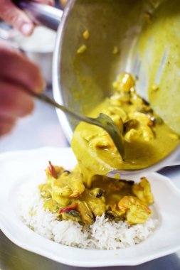Lezzetli curry karides ile hazırlama