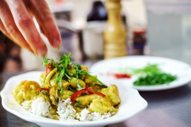 Lezzetli curry karides ile hazırlama