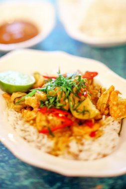 Beyaz tabakta karides ile köri