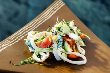 lezzetli kalamar salatası