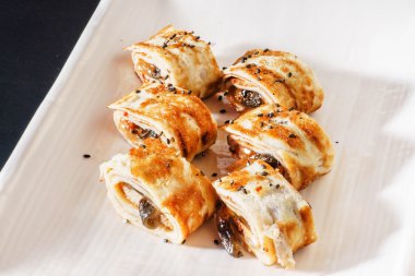 plaka üzerinde pişmiş lezzetli meze