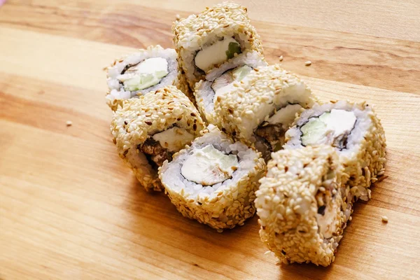 Rolos de sushi saborosos na mesa — Fotografia de Stock