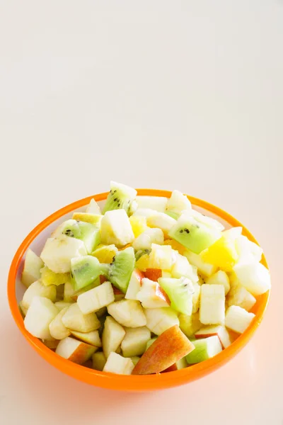 Ovocný salát v desce — Stock fotografie