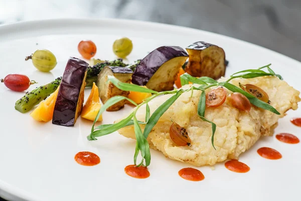 Fried calamari with vegetables — Stock Photo, Image