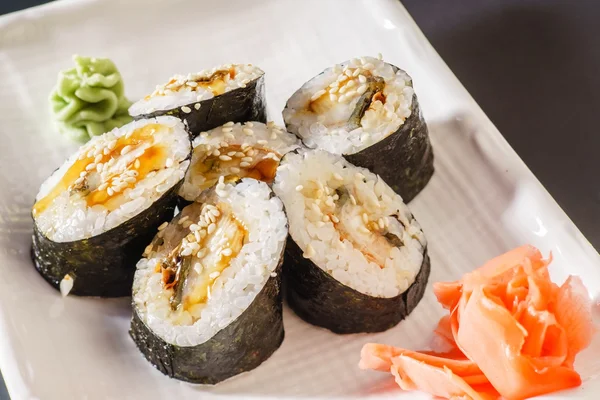 Deliciosos rollos de sushi con atún — Foto de Stock