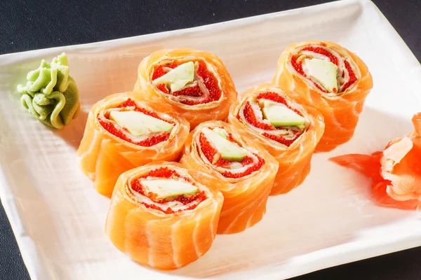 Leckere Sushi-Brötchen — Stockfoto