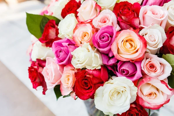 Arreglo de rosas de colores — Foto de Stock