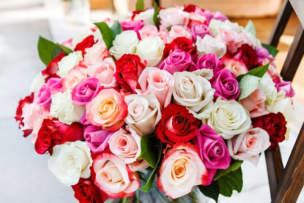Arrangemang av färgglada rosor — Stockfoto