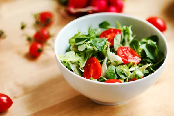 Salade avec tomates sur assiette — Photo