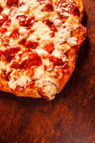 Zelfgemaakte pizza op tafel — Stockfoto
