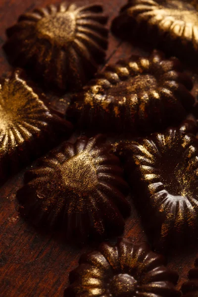 Dulces de chocolate con polvo dorado comestible —  Fotos de Stock