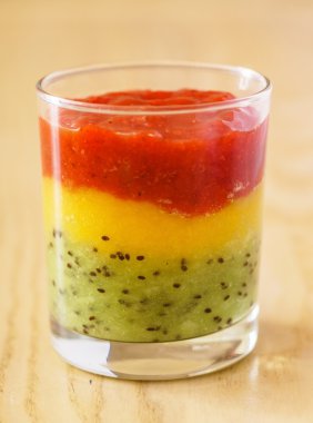 Bardakta meyve tatlısı