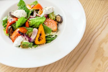 mozzarella peyniri ile sebze salatası