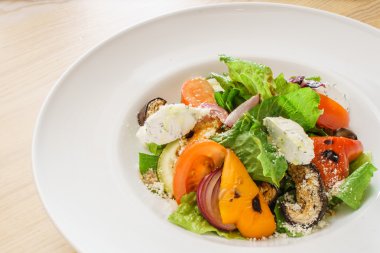 mozzarella peyniri ile sebze salatası