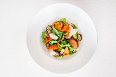 Tabakta sebze salatası