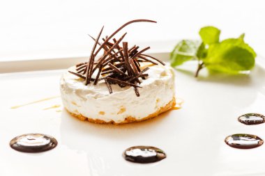 plaka üzerinde çikolatalı Cheesecake