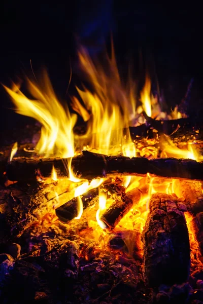 Feuer in der Nacht — Stockfoto