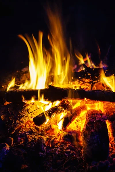 Feuer in der Nacht — Stockfoto