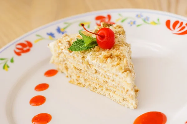 Honey cake with cherry — Stock Photo, Image
