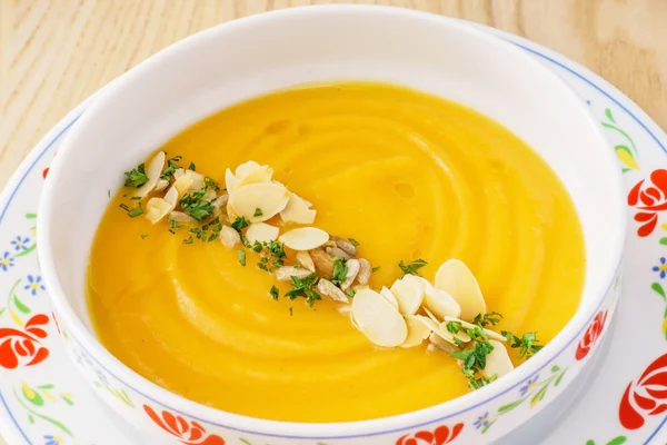 Sopa de crema de calabaza con almendras —  Fotos de Stock