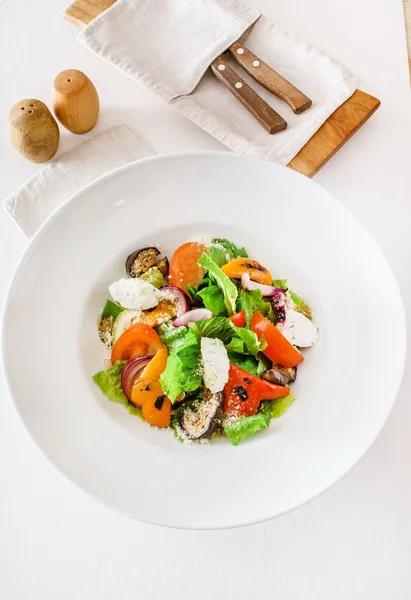 Ensalada de verduras en el plato —  Fotos de Stock