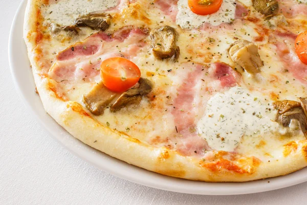 Välsmakande pizza med skinka — Stockfoto