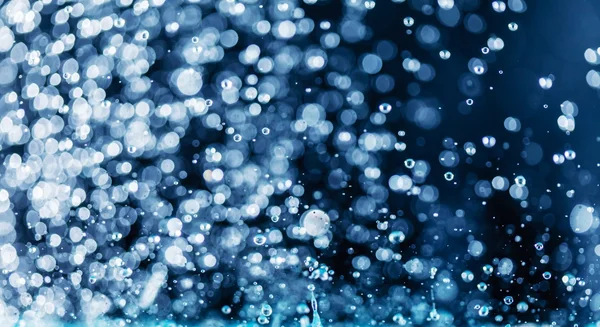 Vatten droppar blå bakgrund — Stockfoto