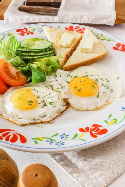 Sahanda yumurta, tost ve taze sebze — Stok fotoğraf