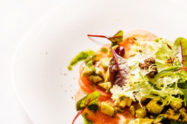 Vejetaryen carpaccio plaka üzerinde