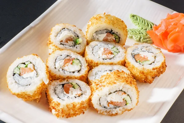 Rollos de sushi con salmón — Foto de Stock