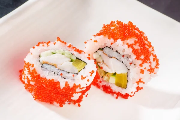 Chutné sushi rolky s kaviárem — Stock fotografie