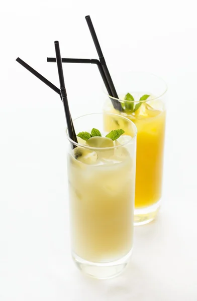 Cocktails de fruits d'été avec des pailles — Photo