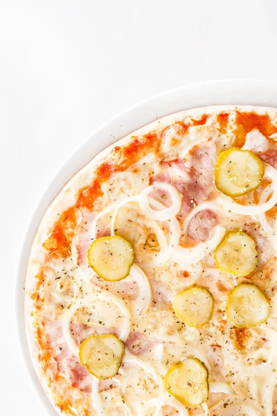 Varm pizza på vit platta — Stockfoto