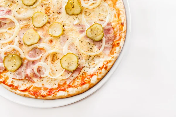 Heiße Pizza auf weißem Teller — Stockfoto