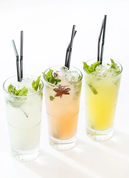 Zomer fruit cocktails met rietjes — Stockfoto