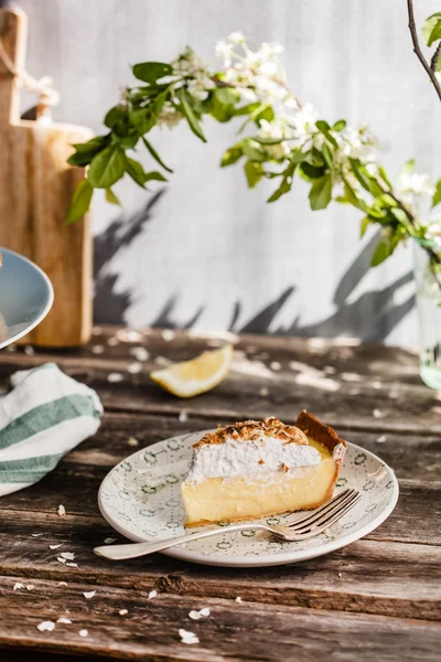 Bucată de plăcintă de meringue de casă — Fotografie, imagine de stoc