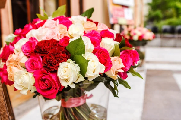 Groot boeket van kleurrijke rozen — Stockfoto