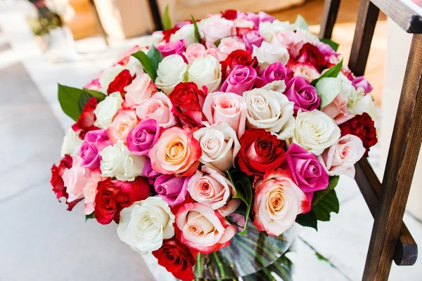 Groot boeket van kleurrijke rozen — Stockfoto