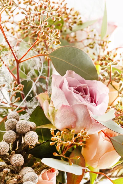 Romantisch boeket met roze rozen — Stockfoto