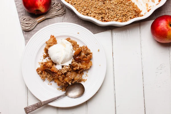 Apple crumble with ice cream — Stock Photo, Image