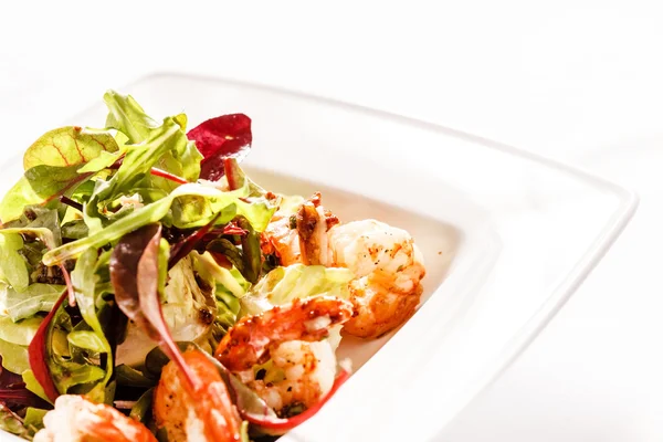 Ensalada con gambas y verduras — Foto de Stock