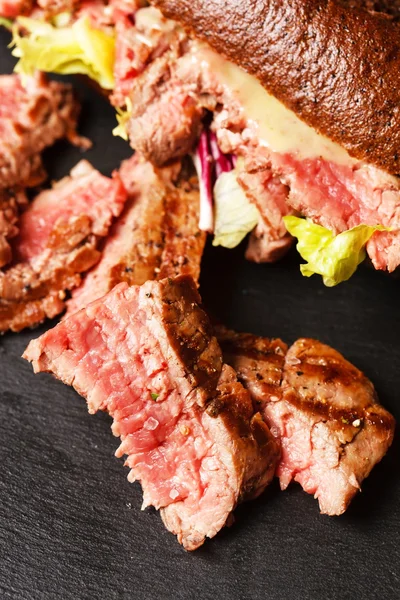 Bun with grilled roast beef — Stock Photo, Image